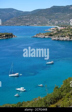Yachts amarrés dans la baie de Kalamitsi avec le village d'Kardamiyli Messënie dans l'arrière-plan, Mani, Sud du Péloponnèse, Grèce. Banque D'Images