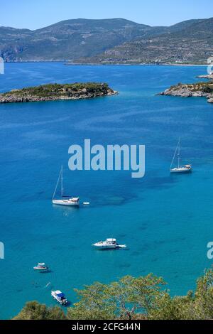 Yachts amarrés dans la baie de Kalamitsi près du village de Kardamiyli, Mani Messinian, Péloponnèse du Sud, Grèce. Banque D'Images