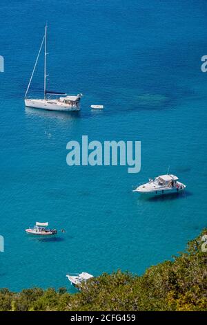 Yachts et bateaux de plaisance amarrés dans la baie de Kalamitsi près du village de Kardamiyli, Messinian Mani, Péloponnèse du Sud, Grèce. Banque D'Images