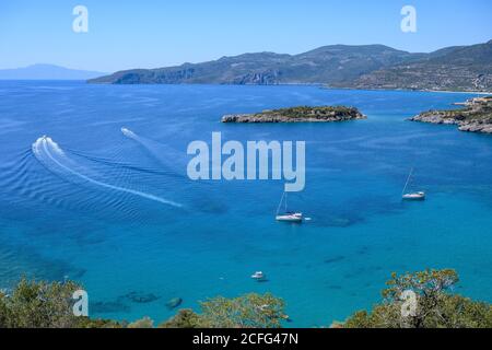 Yachts amarrés dans la baie de Kalamitsi près du village de Kardamiyli, Mani Messinian, Péloponnèse du Sud, Grèce. Banque D'Images