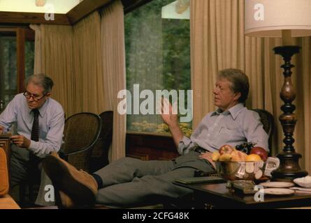 Cyrus Vance et Jimmy carter se concerter au Camp David ca. 09/18/1978 Banque D'Images