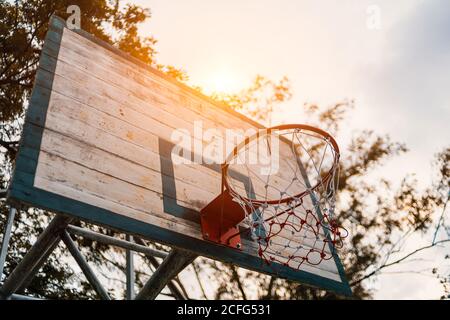guitare acoustique debout à côté de bois bence dans les parcs et lumière du coucher du soleil. Banque D'Images