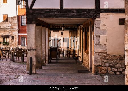 Rues de Covarrubias, un célèbre village de Burgos (Espagne) Banque D'Images