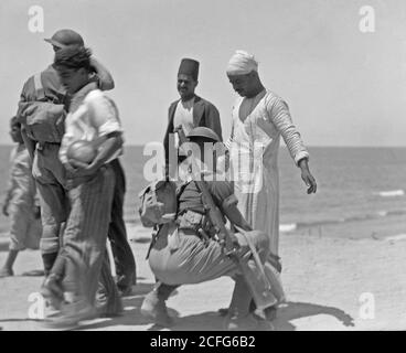 Légende originale : troubles de la Palestine pendant l'été 1936. Jaffa. Été 1936. Habitants recherchés pour les armes - lieu: Tel Aviv Israël ca. 1936 Banque D'Images