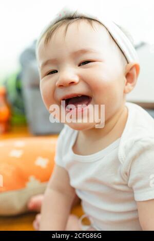 Portrait en gros plan d'une adorable petite fille asiatique souriant à l'appareil photo Banque D'Images