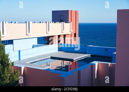 D'en haut incroyable piscine avec de l'eau douce reflétant le ciel toit d'un bâtiment de forme intéressante dans un beau jour ensoleillé Banque D'Images