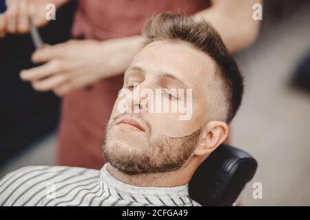 Processus de rasage de rasoir à barbe hipster homme dans barbershop Banque D'Images