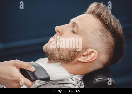 Homme hipster ayant barber rasoir barbershop de la machine à cheveux Banque D'Images