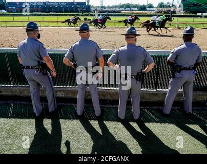 Louisville, Kentucky, États-Unis . Louisville, Kentucky, États-Unis. 5 septembre 2020. 5 septembre 2020 : ligne de police de l'État du Kentucky la plus grande partie de la circonférence de la piste de course dans les préparatifs pour les manifestations prévues autour de la mort de Breonna Taylor à l'occasion de la journée du Kentucky Derby à Churchill Downs à Louisville, Kentucky. Scott Serio/Eclipse Sportswire/CSM/Alamy Live News crédit: CAL Sport Media/Alamy Live News Banque D'Images