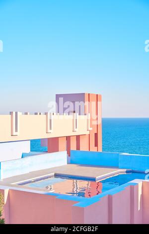 D'en haut incroyable piscine avec de l'eau douce reflétant le ciel toit d'un bâtiment de forme intéressante dans un beau jour ensoleillé Banque D'Images