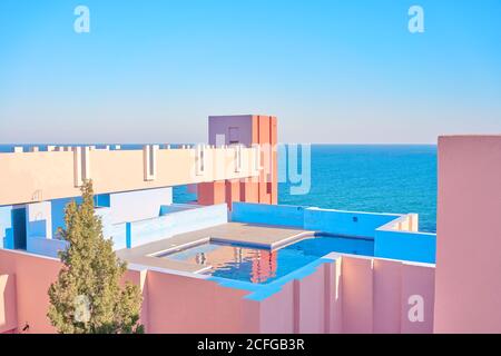 D'en haut incroyable piscine avec de l'eau douce reflétant le ciel toit d'un bâtiment de forme intéressante dans un beau jour ensoleillé Banque D'Images