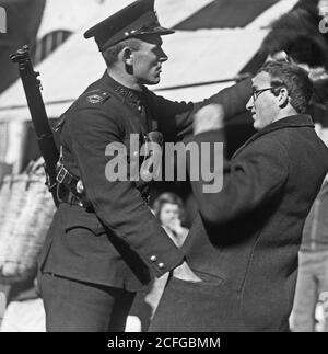 Perturbation 1938. La police britannique à la recherche d'armes pour le juif orthodoxe ca. 1938 Banque D'Images