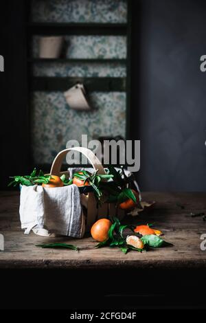 Mandarines et panier sur table Banque D'Images