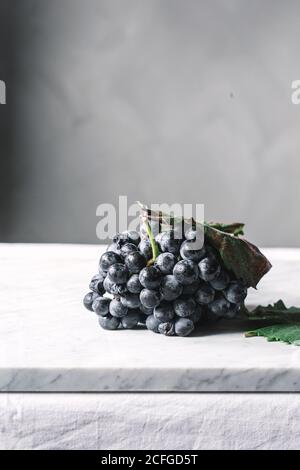 Grappe de raisins sur la plaque Banque D'Images