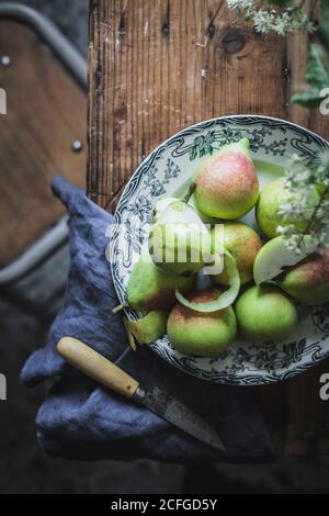 Poires juteuses sur l'assiette Banque D'Images
