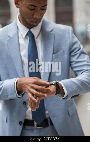 photo sans visage d'homme d'affaires noir dans la montre de contrôle de costume Banque D'Images