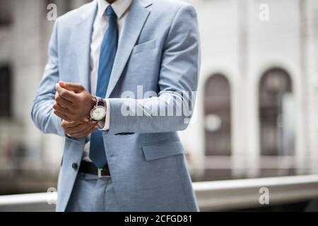 photo sans visage d'homme d'affaires noir en costume et regarder à l'extérieur Banque D'Images