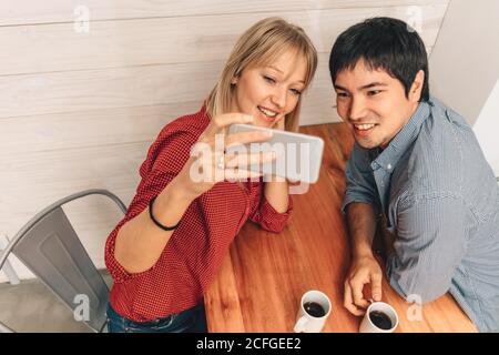 Un couple qui selfies Banque D'Images