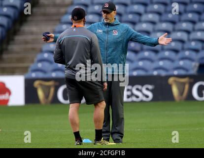 DaN McFarland (à droite), entraîneur-chef d'Ulster, parle à l'entraîneur-entraîneur Roddy Grant avant le début du match semi-final Guinness PRO14 à BT Murrayfield, Édimbourg. Banque D'Images