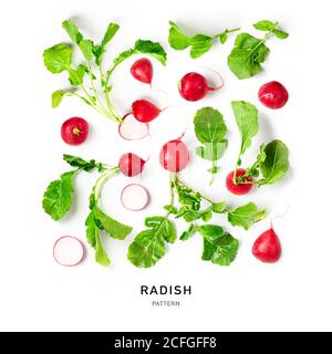 Radis frais avec motifs créatifs sur fond blanc. Alimentation saine et diète concept d'alimentation. Radis frais entiers et en tranches composition an Banque D'Images