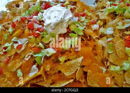 Table de cuisine Nacho table enveloppée de papier aluminium et couverte avec nachos Banque D'Images