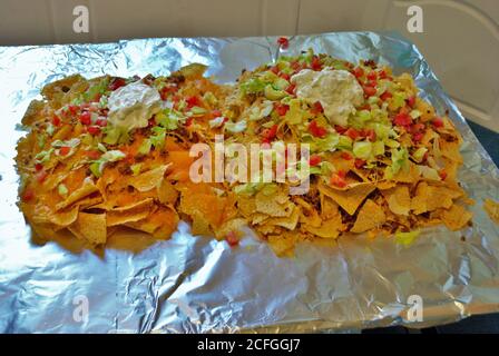 Table de cuisine Nacho table enveloppée de papier aluminium et couverte avec nachos Banque D'Images