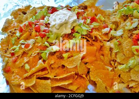 Table de cuisine Nacho table enveloppée de papier aluminium et couverte avec nachos Banque D'Images