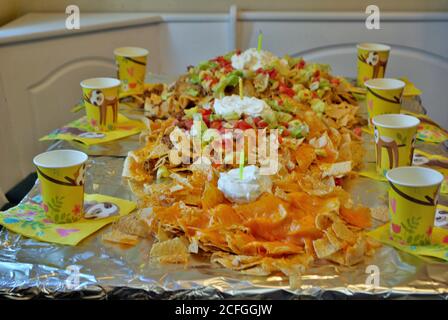 Table de cuisine Nacho table enveloppée de papier aluminium et couverte avec nachos Banque D'Images