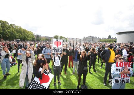 Les propriétaires de boîtes de nuit et de boîtes de nuit, le personnel et les artistes protestent au Museumplein dans le cadre de la pandémie du coronavirus le 5 septembre 2020 à Amsterdam, pays-Bas, pour attirer l'attention sur les problèmes des boîtes de nuit et des discothèques causés par la pandémie du coronavirus. En raison des mesures de corona, les clubs et les discothèques ne peuvent pas ouvrir de la manière habituelle, ils sont autorisés à recevoir des clients dans une sorte de configuration de café, là où les groupes doivent s'asseoir et garder une distance de 1.5 mètres et l'inspection serait stricte plusieurs clubs alors décidé de fermer à nouveau. (Photo de Paulo Amorim/Sipa USA) Banque D'Images