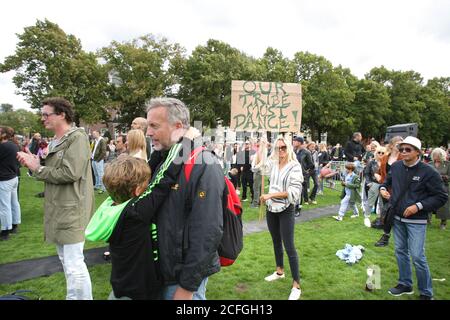 Les propriétaires de boîtes de nuit et de boîtes de nuit, le personnel et les artistes protestent au Museumplein dans le cadre de la pandémie du coronavirus le 5 septembre 2020 à Amsterdam, pays-Bas, pour attirer l'attention sur les problèmes des boîtes de nuit et des discothèques causés par la pandémie du coronavirus. En raison des mesures de corona, les clubs et les discothèques ne peuvent pas ouvrir de la manière habituelle, ils sont autorisés à recevoir des clients dans une sorte de configuration de café, là où les groupes doivent s'asseoir et garder une distance de 1.5 mètres et l'inspection serait stricte plusieurs clubs alors décidé de fermer à nouveau. (Photo de Paulo Amorim/Sipa USA) Banque D'Images