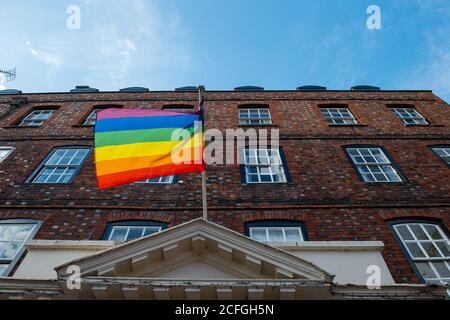 Eton, Windsor, Berkshire, Royaume-Uni. 5 septembre 2020. Un drapeau de fierté gay vole sur un bâtiment Eton College. Les élèves retourneront à l'école publique Eton College le mercredi 9 septembre après l'isolement du coronavirus. Crédit : Maureen McLean/Alay Banque D'Images