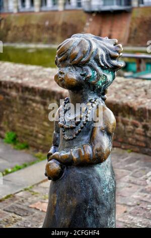 La sculpture en bronze 'Ehra' ou 'enfant avec balle' du sculpteur Otto Pankok (1893-1966), qui a créé la sculpture à la mémoire de Sinti à Düsseldorf. Banque D'Images