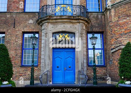 Vue rapprochée de l'entrée de l'ancien hôtel de ville (Altes Rathaus) sur la place du marché à Düsseldorf, dans la vieille ville, avec porte bleue et Lion d'or Bergisch. Banque D'Images