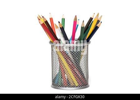 Crayons de couleur sur un support en métal sur fond blanc Banque D'Images