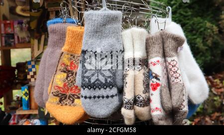 Marché de souvenirs à Yaremche. Gros plan sur des mitaines et des gants tricotés en laine naturelle. Ukraine, Yaremche - 20 novembre 2019. Banque D'Images