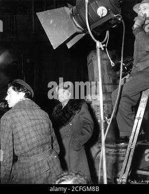 ORSON WELLES en costume comme le colonel Haki sur l'ensemble Candid Au cours du tournage de JOURNEY TO FEAR 1943 réalisateur NORMAN FOSTER Et ORSON WELLES roman Eric Ambler scénario Orson Welles and Joseph Cotten producteur Orson Welles RKO radio Pictures Banque D'Images