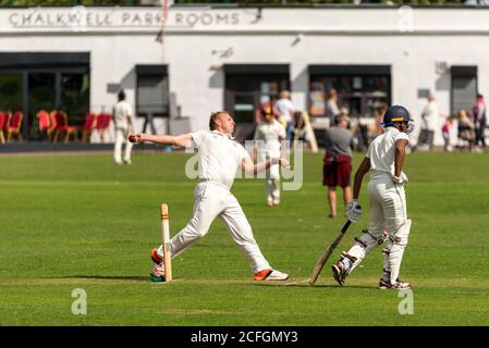 Le cricket se joue à Chalkwell Park, Westcliff on Sea, Southend, Essex, Royaume-Uni. Bowling du club de cricket de Belhus Banque D'Images
