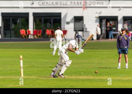 Le cricket se joue à Chalkwell Park, Westcliff on Sea, Southend, Essex, Royaume-Uni. Le club de cricket de Leigh on Sea batsman Banque D'Images