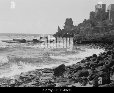 Légende originale : vues sur le nord. Césarée. Ruines de l'ancien front de mer d'où Paul a mis la voile pour Rome - emplacement: Israël--Caesarea ca. 1920 Banque D'Images