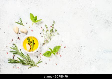 Herbes, épices et légumes à table blanche. Banque D'Images