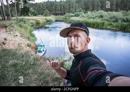 Un voyageur prend un selfie sur le fond de la rivière, rafting sur un paddle board sur la rivière Neman, Banque D'Images