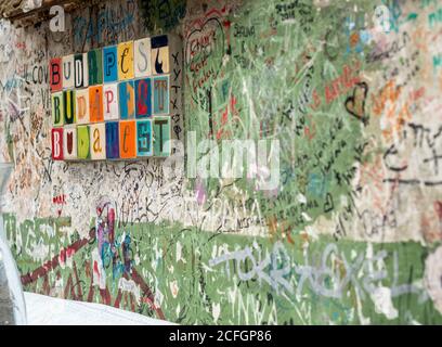 Les carreaux colorés font 3 fois une place à Budapest sur un mur d'un bar en ruine recouvert de gribouts de mécène. Banque D'Images