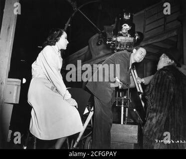 DOLORES DEL RIO NORMAN FOSTER et ORSON WELLES sur place Candid pendant le tournage du VOYAGE DANS LE réalisateur DE FEAR 1943 NORMAN ROMAN DE FOSTER et ORSON WELLES Eric Ambler scénario Orson Welles Et Joseph Cotten producteur Orson Welles RKO radio Pictures Banque D'Images