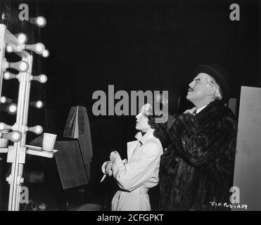 DOLORES DEL RIO et ORSON WELLES vérifient leurs costumes et Maquillage dans le miroir sur le set en toute franchise pendant le tournage du VOYAGE DANS FEAR 1943 réalisateur NORMAN FOSTER et ORSON WELLES roman Eric Ambler scénario Orson Welles et Joseph Cotten producteur Orson Images radio Welles RKO Banque D'Images