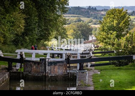 Vue en regardant le vol des écluses de Caan sur le canal de Kennet et Avon à Devozes, Wiltshire, Royaume-Uni, le 5 septembre 2020 Banque D'Images