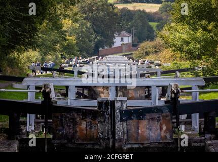 Vue en regardant le vol des écluses de Caan sur le canal de Kennet et Avon à Devozes, Wiltshire, Royaume-Uni, le 5 septembre 2020 Banque D'Images