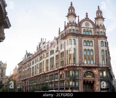 Brudern House/Párizsi udvar: Construit en 1909-1912 par la Banque de Sings de la ville de Budapest. L'architecte était Henrik Schmahl. MCMIX. Il abrite la célèbre rue commerçante Parizi Udvar ou Paris Arcade. Banque D'Images