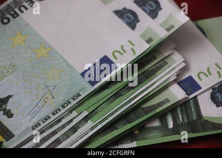 Pile de cent billets en euros. Concepts monétaires et financiers. Banque D'Images