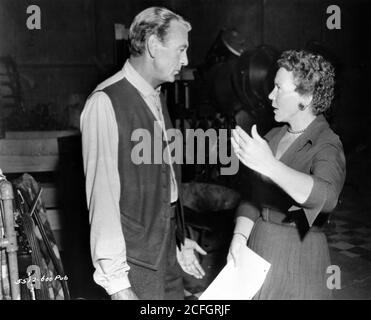 GARY COOPER et JESSANYN WEST sur le set ont fait du bruit pendant le tournage De PERSUASION AMICALE 1956 directeur WILLIAM WYLER livre Jessamyn West Musique Dimitri Tiomkin artistes alliés photos / B - M Productions Banque D'Images