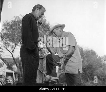 GARY COOPER et WILLIAM WYLER sur place ont fait du bien pendant Tournage de LA PERSUASION AMICALE 1956 réalisateur WILLIAM WYLER livre Jessamyn West Music Dimitri Tiomkin Allied Artists photos / B - M Productions Banque D'Images